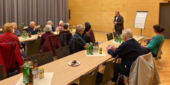 Der Obmann des Seniorenausschusses GR Johann Fellnhofer begrüßt die Teilnehmer/innen des Pensionistennachmittages der Marktgemeinde Krieglach